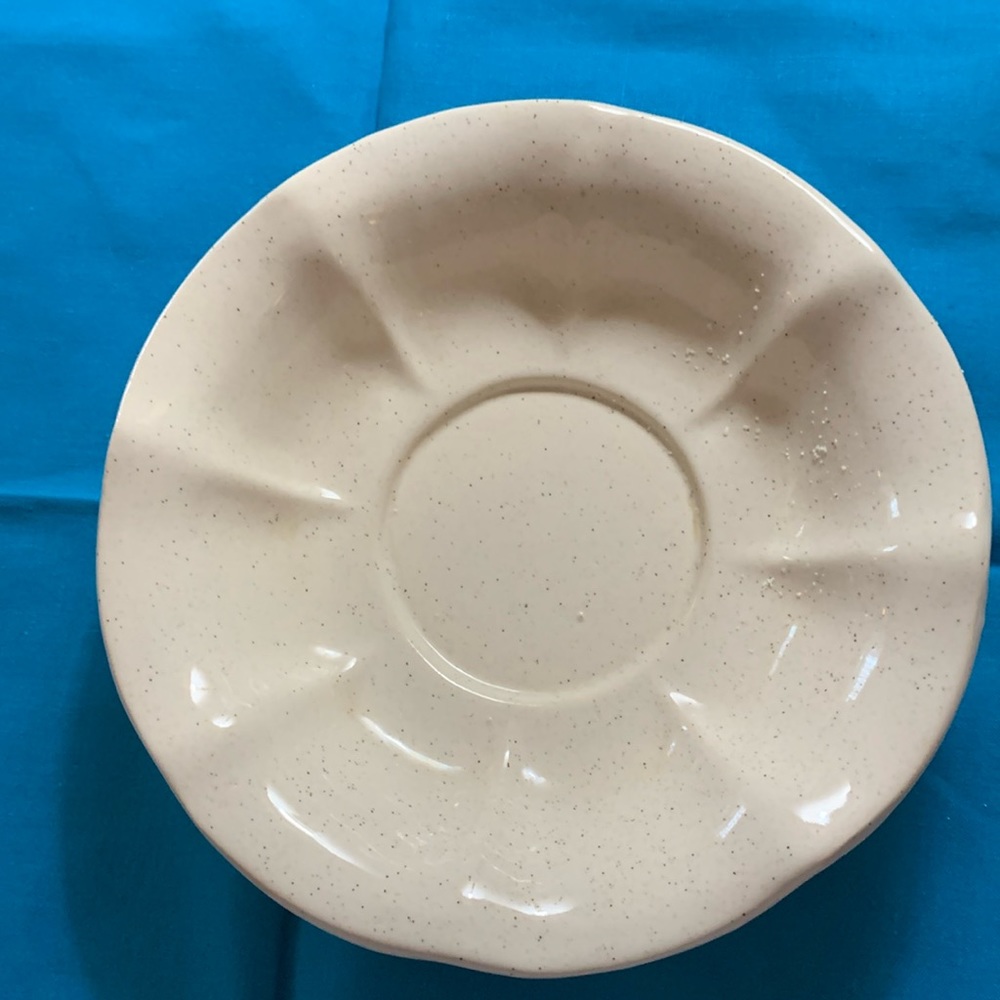 VINTAGE McCOY POTTERY BOWL-SCALLOPED EDGE CREME -8”x3” USA WASH BASIN STYLE